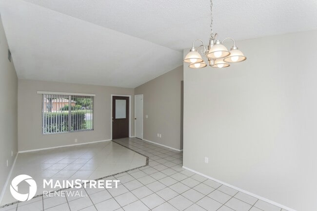 Photo - 2270 Hialeah St