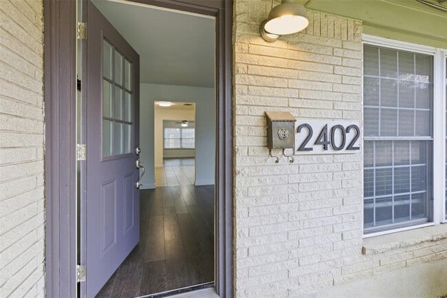 Photo - 2402 Little John Ln