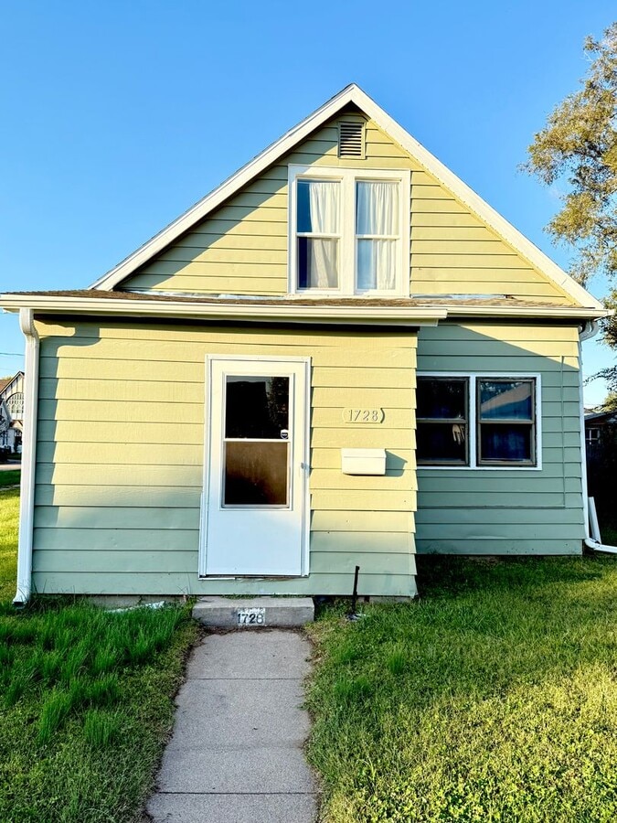 Sunny 2-Story 2BD/1BA on 6th Ave! - Sunny 2-Story 2BD/1BA on 6th Ave!