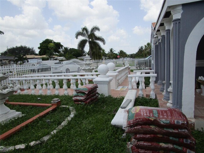 Photo - 2437 Dewey St