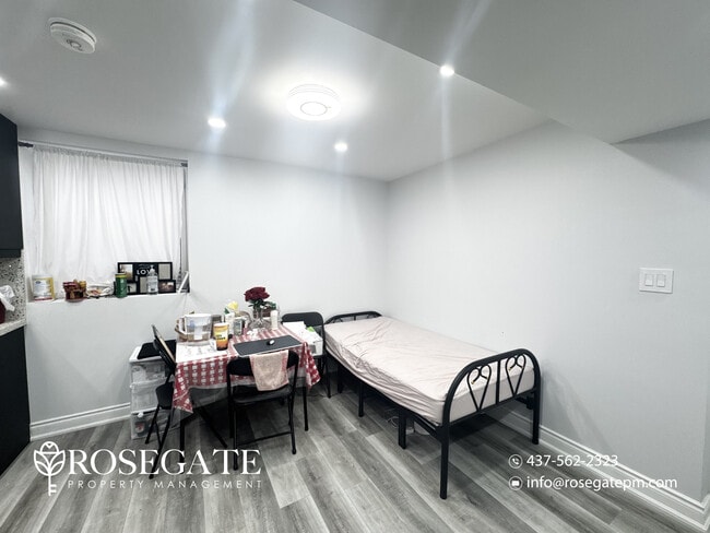 Photo - Bright 1 Bedroom + Den (Usable as 2nd Bedroom) Basement Apartment with Parking Unité 2