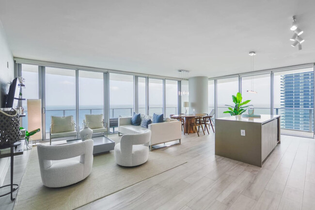 Building Photo - 4111 S Ocean Dr Rental