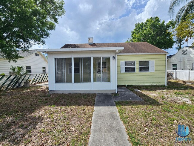 Building Photo - Spacious 3 Bedroom, 2 Bath home with a 2 CAR Carport near down St. Petersburg *Available Now*