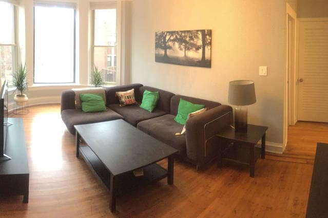 living room - 5313 South Maryland Avenue Unit Apt 4