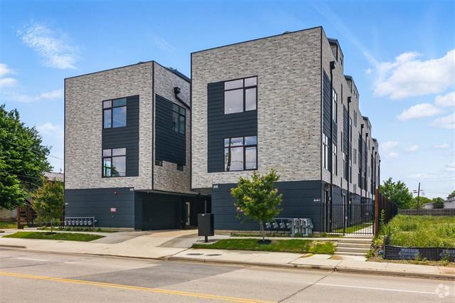 Building Photo - 430 E 8th St Rental