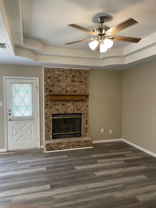 Livingroom, tray ceiling - 5017 Wagon Wheel Ave Casa
