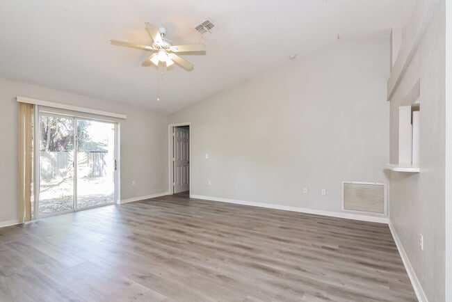 Photo - 306 Carriage Crossing Cir