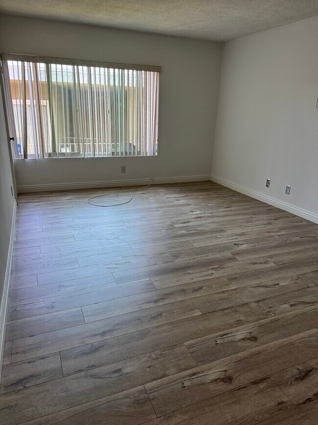 1439 S Bundy Dr Unidad 8