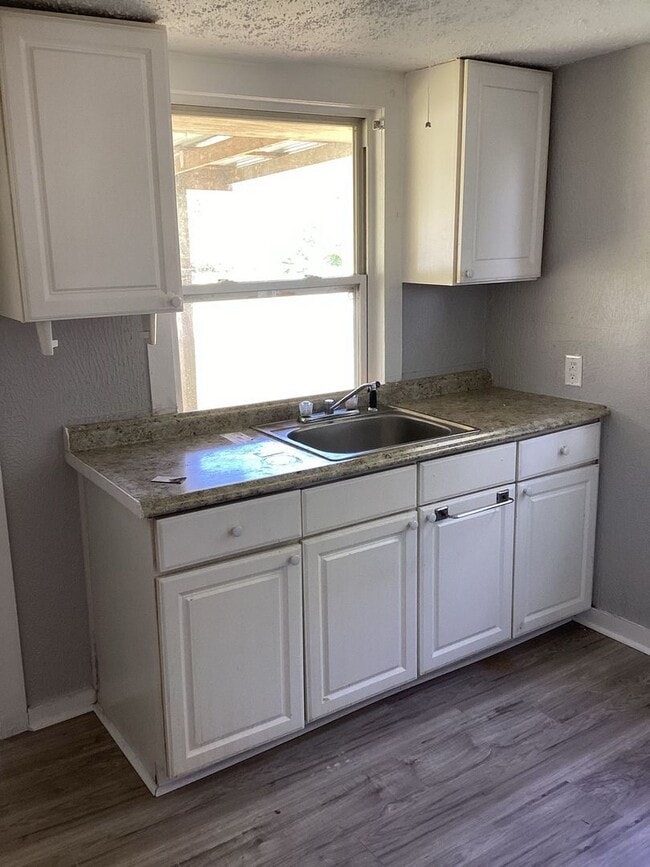 Photo - Cozy 1 bedroom, 1 bath!