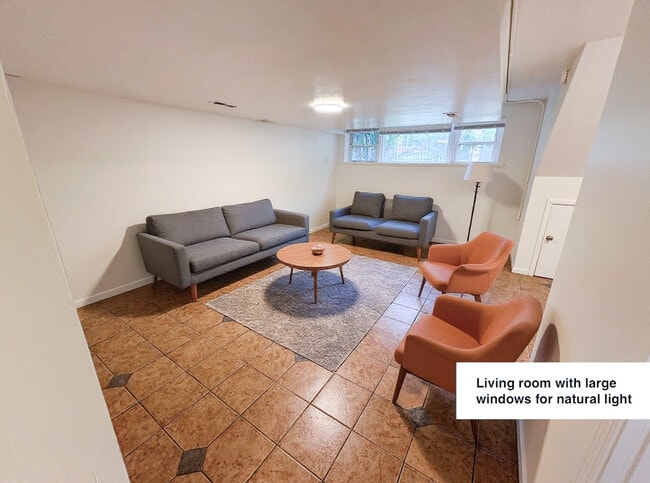 Amplia sala de estar con techos de 2,3 metros de altura y mucha luz natural. - 2820 N Hamlin Ave Unidad BSMT
