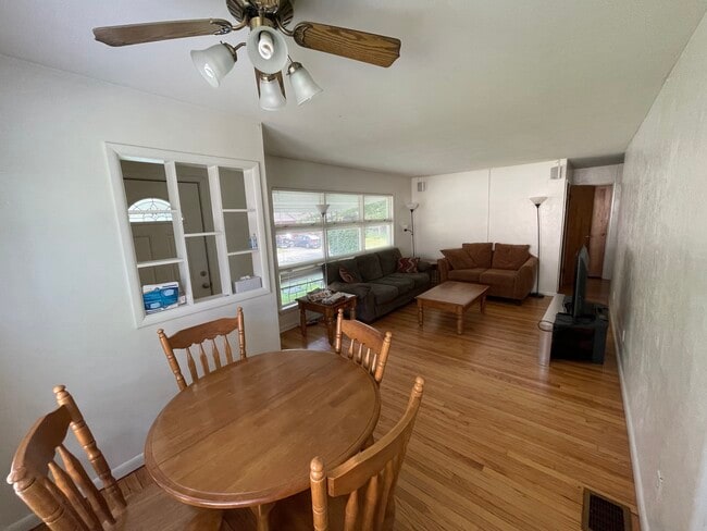 Photo - 425 E Wylie St