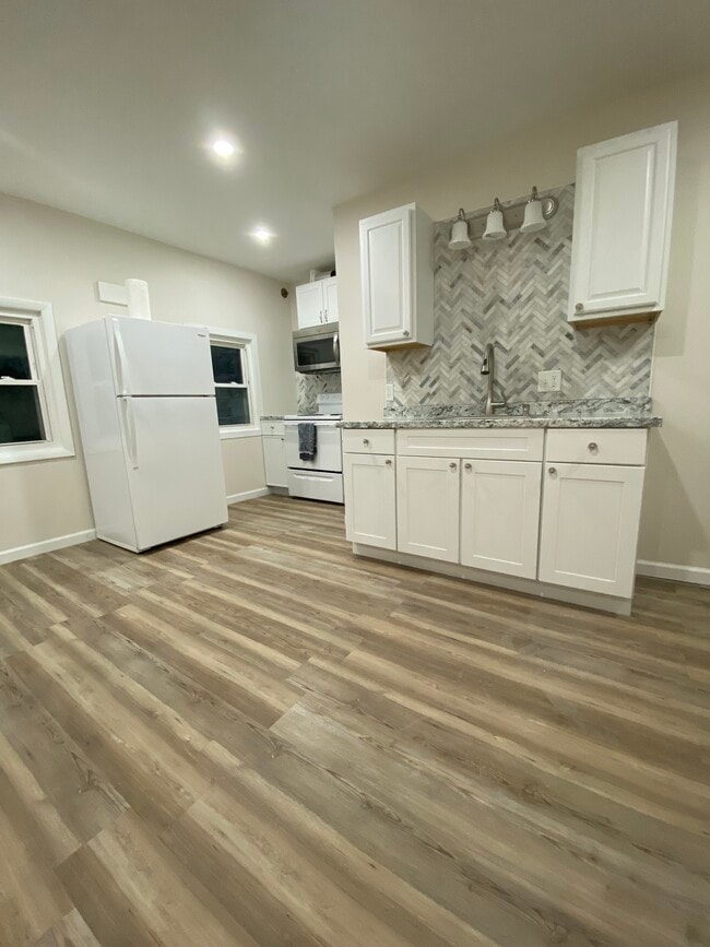 Building Photo - 107 E 10th St Unit 107A