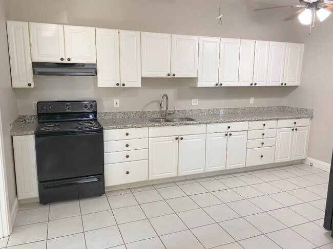 Photo - 2553 Saint Ann St Unidad 812N.DorgenoisSt.Up