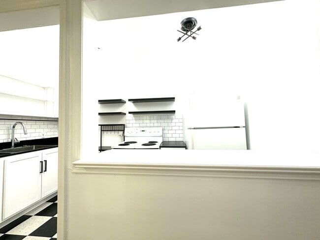 Photo - 1108 S Detroit Ave Michael Unidad 3rd floor 1C