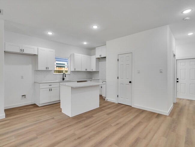 8102 Crestview Dr