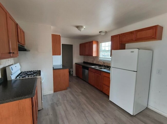 Building Photo - Lovely 2 bedroom, 1 bath home with large b...