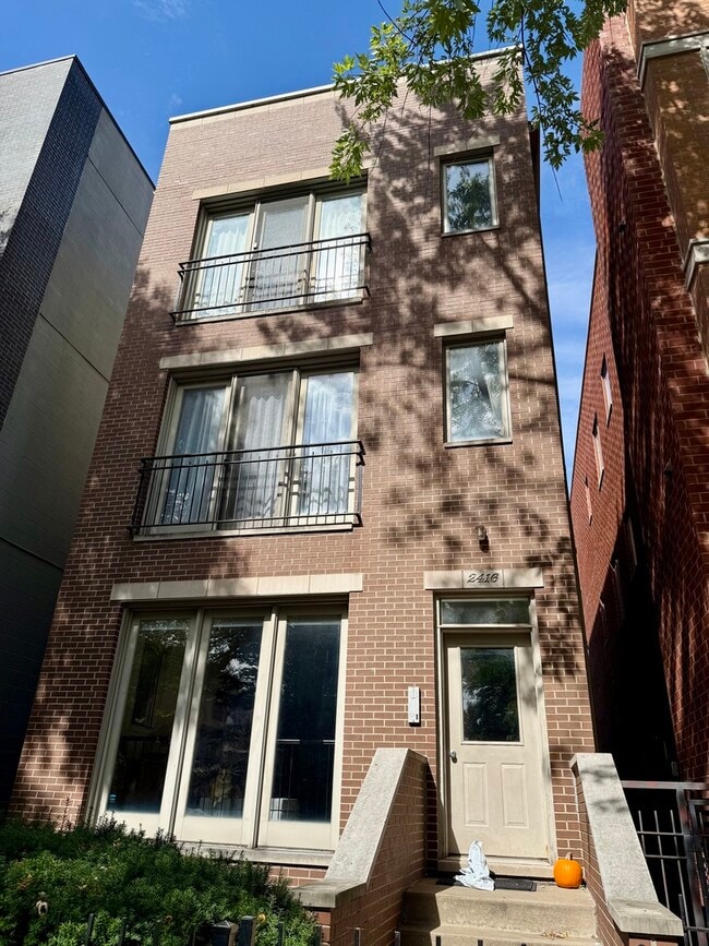 Building Photo - 2416 W Thomas St Unit 3