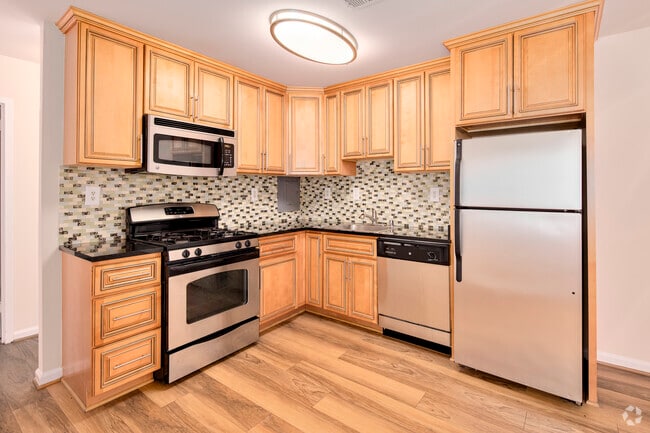 2BR, 1BA - 940SF - Kitchen