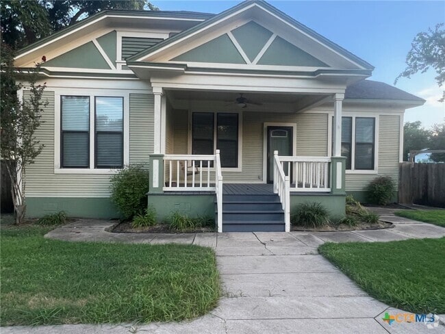 Building Photo - 516 E Bowie St Rental