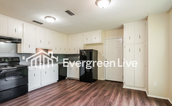 Photo - 3216 Capwood Curve