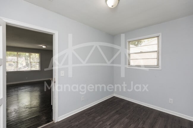 Photo - 2325 Westbrook Cir N