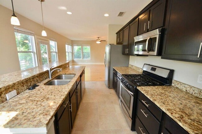 Photo - 454 St Francis St