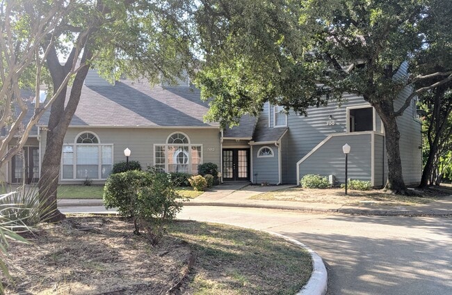 Building Photo - 702 Bel Aire Crest
