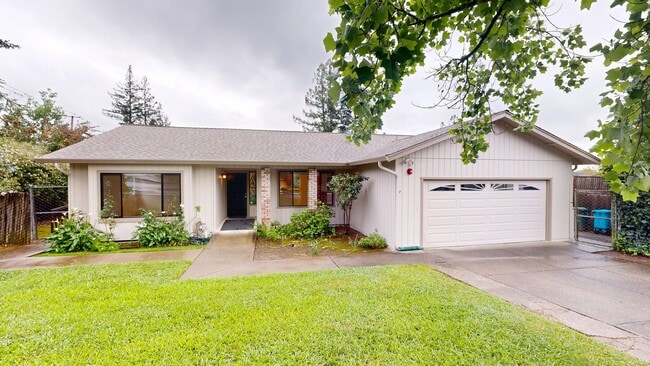 Building Photo - Bright and Beautiful 4 bedroom 2.5 Bath with large enclosed back yard and close proximity to Mari...