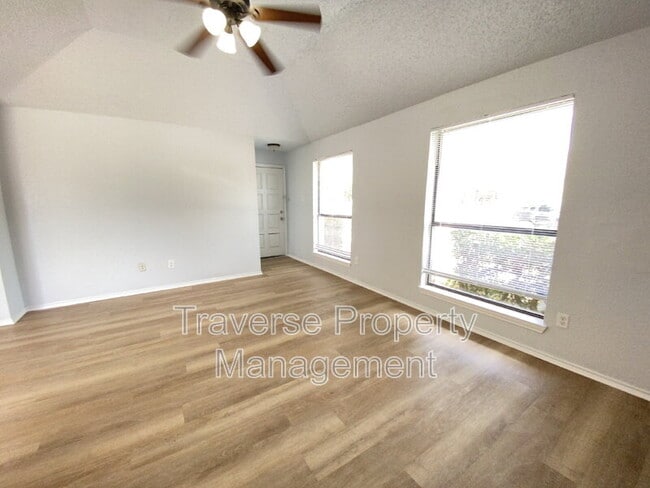 Photo - 209 Hickory Springs Dr