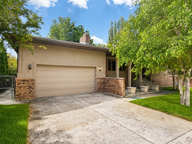 Building Photo - Spacious Charming Home (duplex)