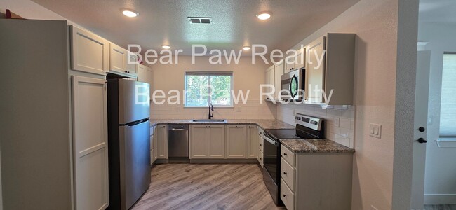 Building Photo - 2918 Cribbon Ave