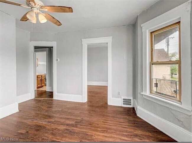 Photo - 3635 E 49th St Unidad Up