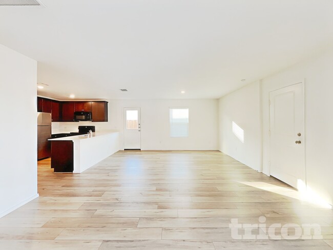 Photo - 617 Dashwood Dr