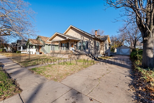 Photo - 806 N Faulkner St