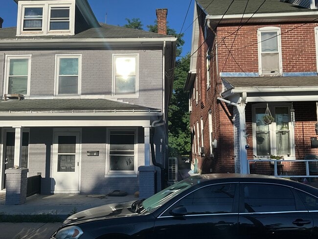 Building Photo - 40 N Poplar St Unit 102