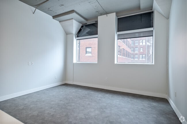 1BR, 1BA - 647SF - Libing Room - C