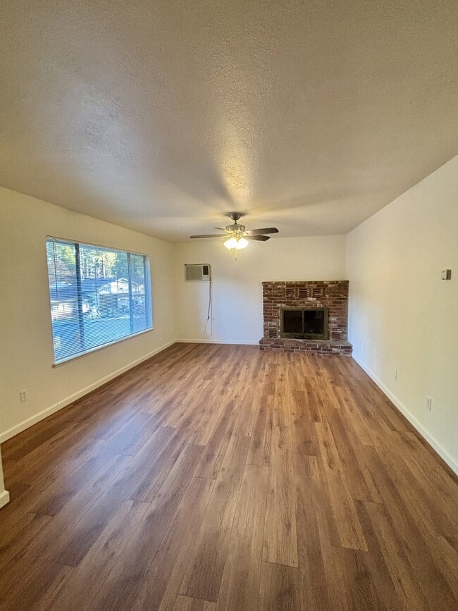 Photo - 297 Cornwall Ave