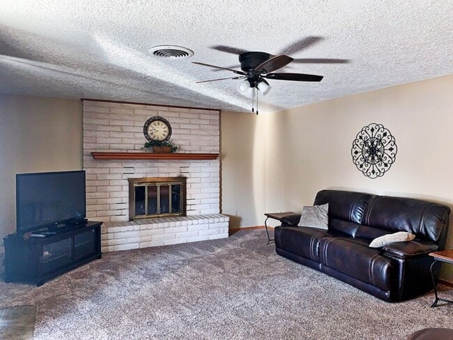 Photo - 3 Bedroom, 2 Bath, 2 car garage