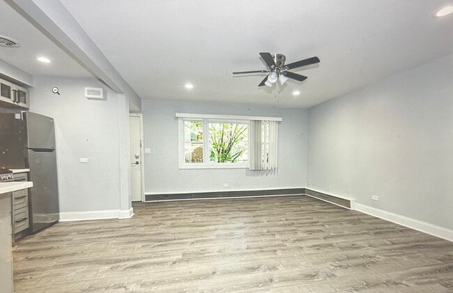 Building Photo - 7606 N Eastlake Ter Unit 2b Rental