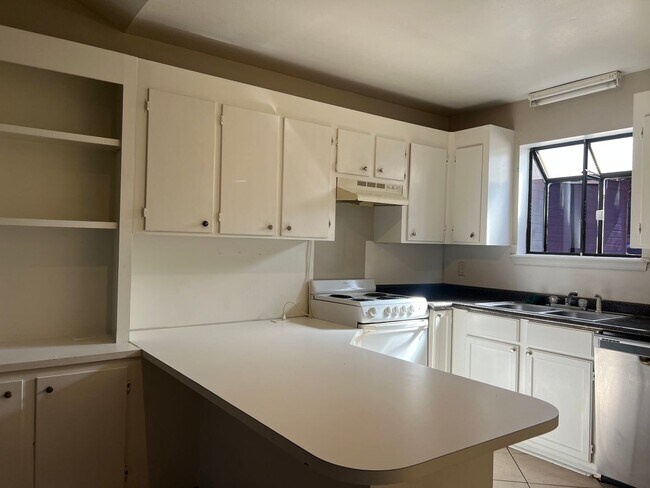 Photo - CUTE CUTE CUTE and close to shopping/dining!