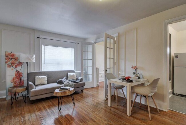 Photo - Amazing Bachelor + Den Unit 1