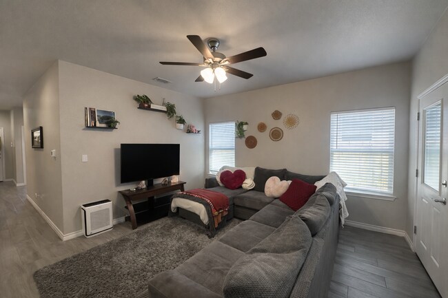 Photo - 3 Bed 2 Bath Jarrell Tx New management