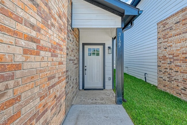 Photo - 3127 Bolt St