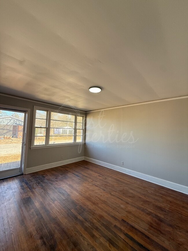 Photo - 921 Woodland Dr