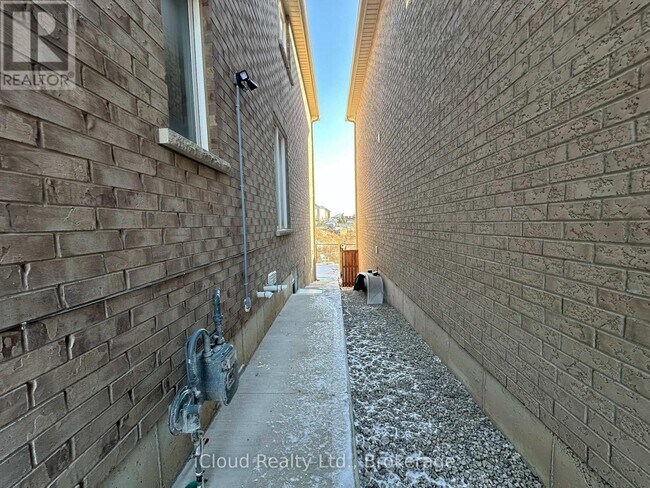 Photo - 89 Longboat Run W