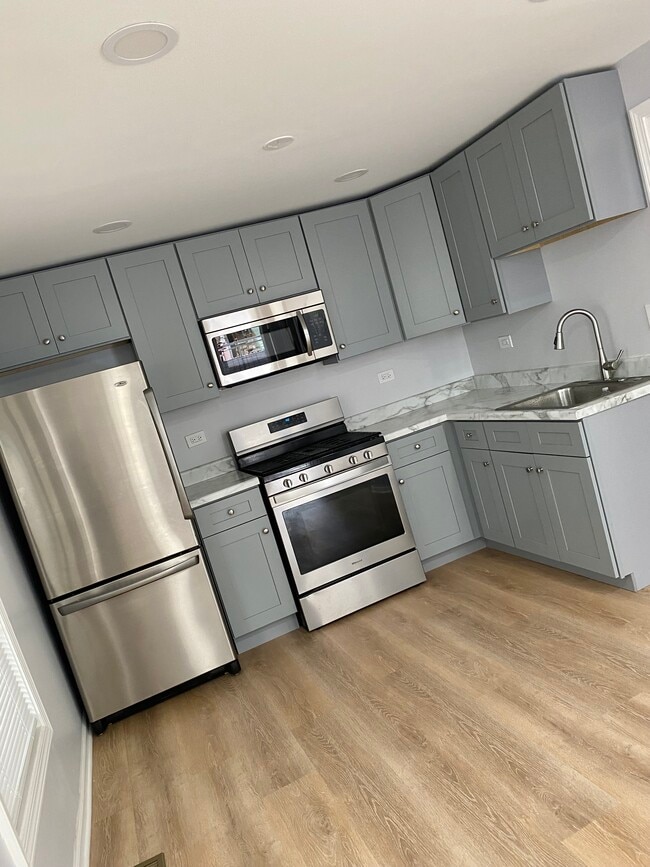 Kitchen - 1026 W 20th Pl Unit 1R