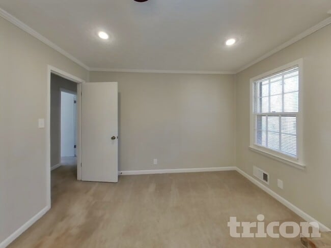 Photo - 430 Beaumont Dr SW