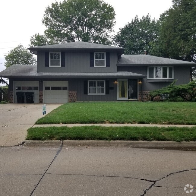 Building Photo - Flexible Living in a Fantastic La Vista Lo... Rental