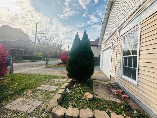 Photo - MOVE-IN READY !! BEAUTIFULLY PROPERTY WITH HUGE YARD