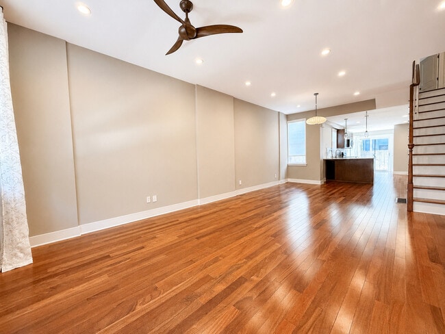 Photo - 2036 Carpenter St
